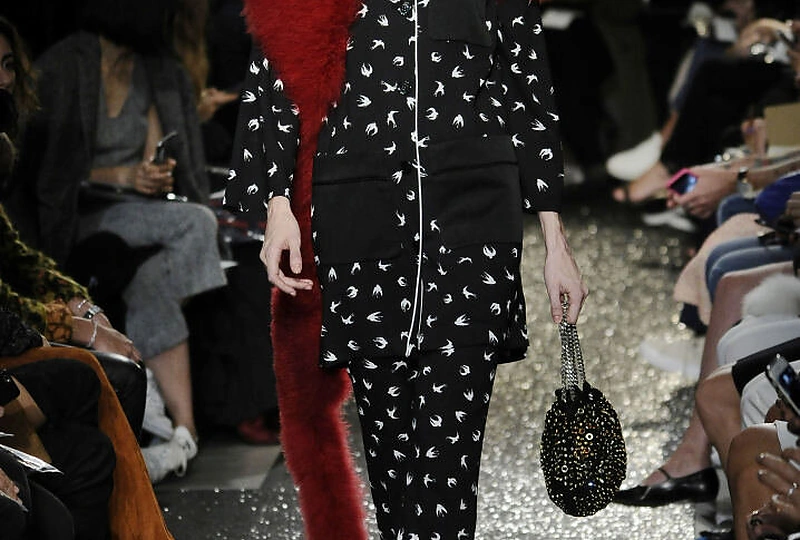 Su pižama į žmones