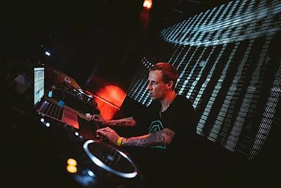 Sulaukęs pasipiktinimo bangos Ibisos klubas atšaukė „Ten Walls“ pasirodymą