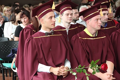 Viešos sužadėtuvės diplomų įteikimo šventėje – staigmena mylimajai