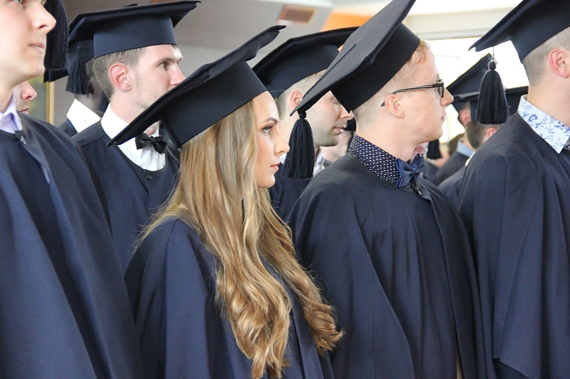 Viešos sužadėtuvės diplomų įteikimo šventėje – staigmena mylimajai