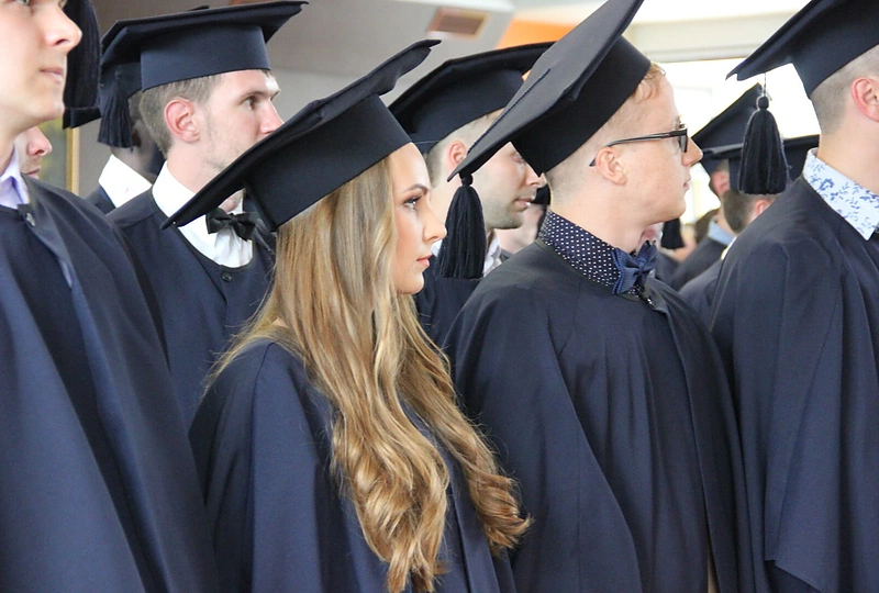 Viešos sužadėtuvės diplomų įteikimo šventėje – staigmena mylimajai