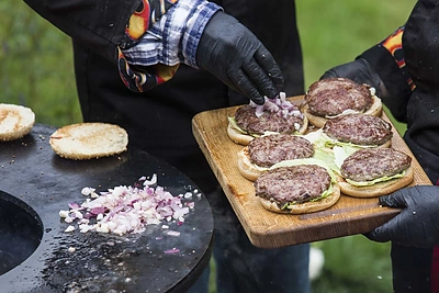 Gamtoje kepti burgeriai