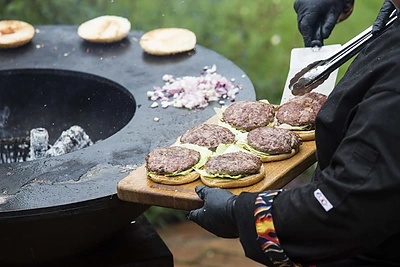 Gamtoje kepti burgeriai
