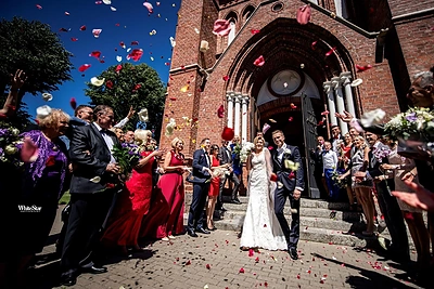 Šokėjas Šarūnas Šiaučiulis Palangoje vedė mylimąją odontologę Karoliną Stoškutę