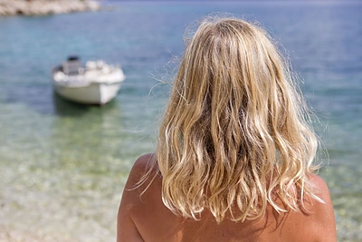 Saulė, karštis, sūrus vanduo: kaip vasarą pasirūpinti plaukais?