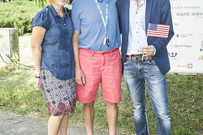 Liisa Leitzinger su vyru Mariumi Jakuliu Jasonu ir George'as Eastas
