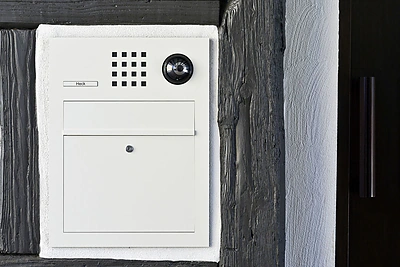 Telefonspynė namo eksterjere.