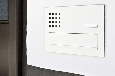 Telefonspynė namo eksterjere.