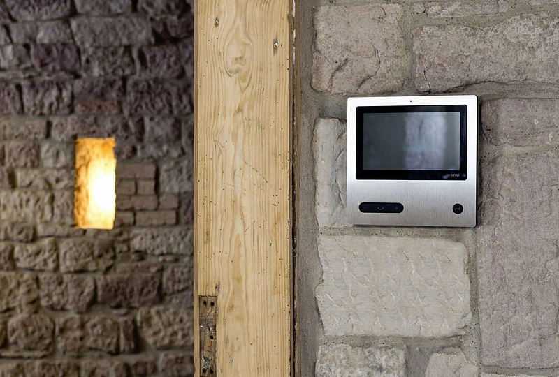 Telefonspynė namo eksterjere.