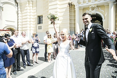 „4 Roses“ narė Akvilė Matukaitė Vilniuje ištekėjo už krepšininko Laimono Kisieliaus