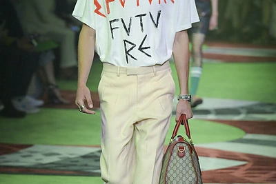 „Gucci“ 2017 m. pavasario-vasaros vyrų kolekcijos modelis