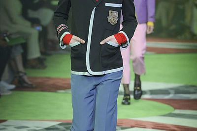 „Gucci“ 2017 m. pavasario-vasaros vyrų kolekcijos modelis