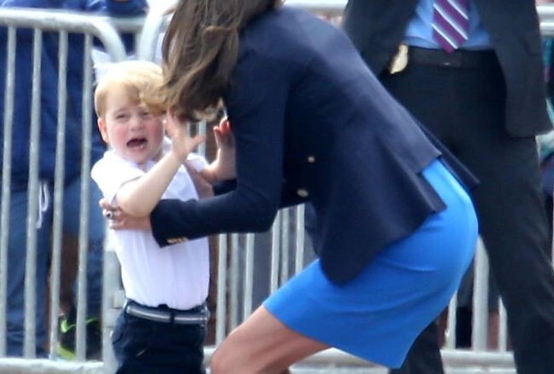 Kembridžo hercogienė Catherine su sūnumi George'u
