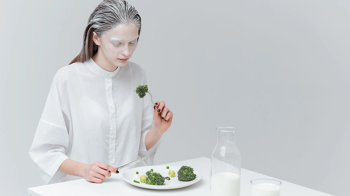 Moteris lėtai valgo