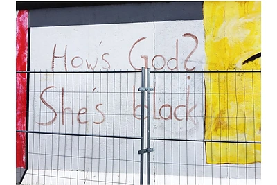 Berlyno siena „Kaip gyvena Dievas – Ji yra juodaodė“