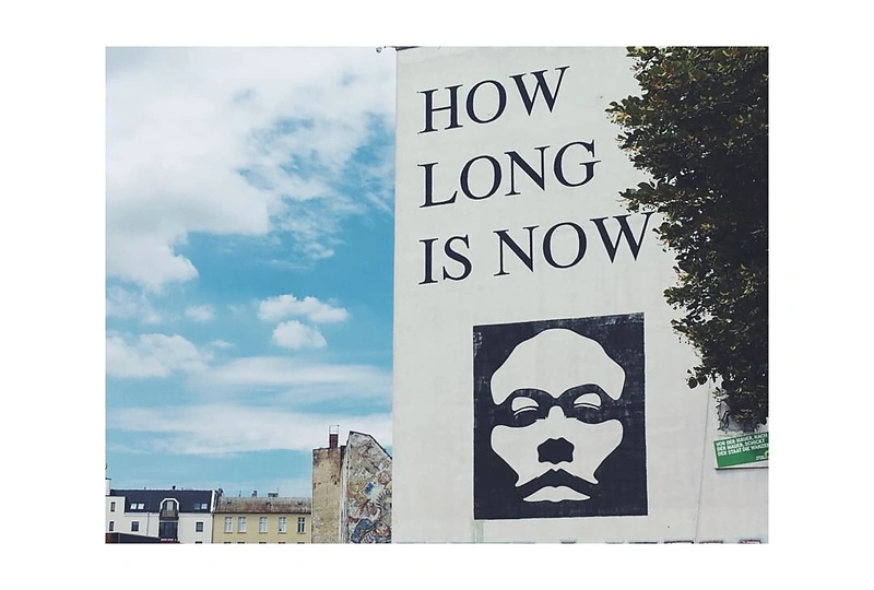 „Kiek trunka dabar“ – mėgstamiausias užrašas Berlyne