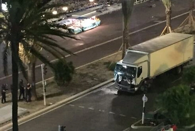 Nicoje į minią rėžėsi sunkvežimis