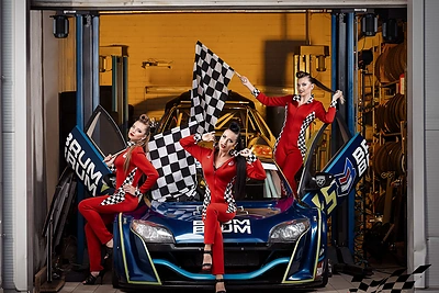 Įvertinkite: Ingrida Kazlauskaitė pristatė aerodrome filmuotą klipą „Mes lekiame su vėju“