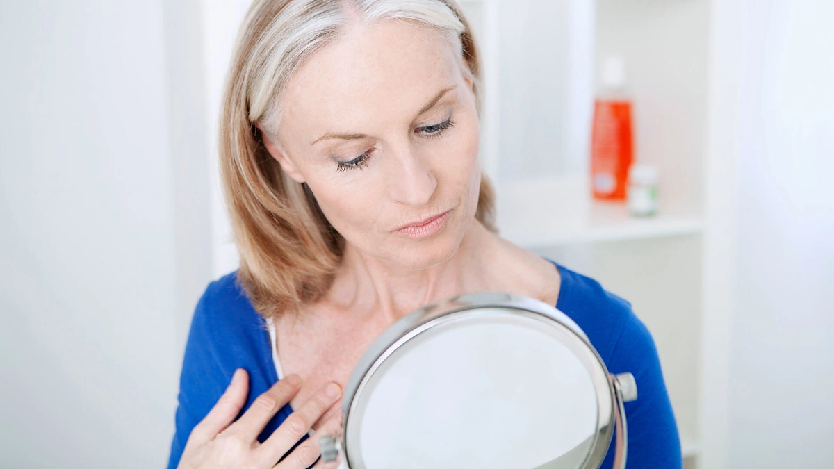 Moteris apžiūri kaklą