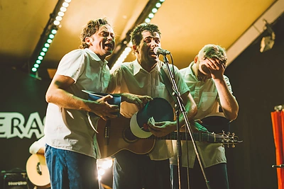 „Antikvariniai Kašpirovskio dantys“ koncerto svečius medžios Vilniaus gatvėse