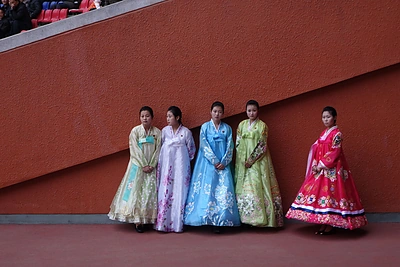 Tradicinius drabužius vilkinčios moterys