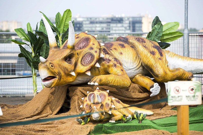 Pirmojo Baltijos šalyse dinozaurų parko ant stogo atidarymas
