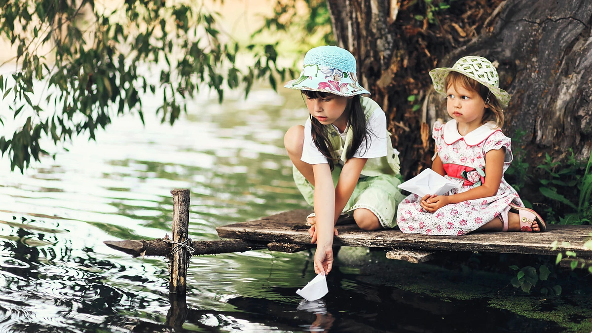 Vaikai prie ežero