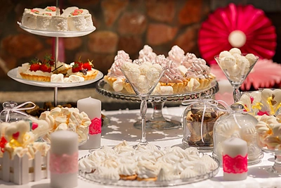 Saldus vestuvių stalas: gudrybės šventės jaukumui sukurti