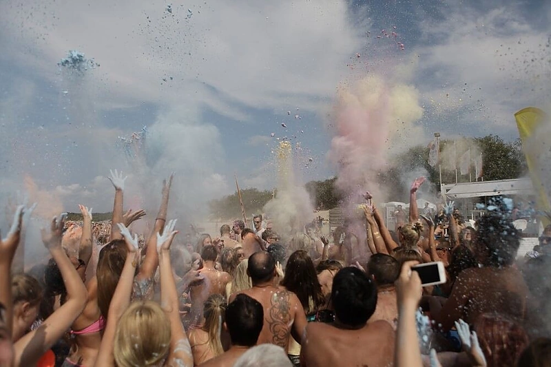 Vakarėlio „Visada ryškiai“ Palangoje akimirka