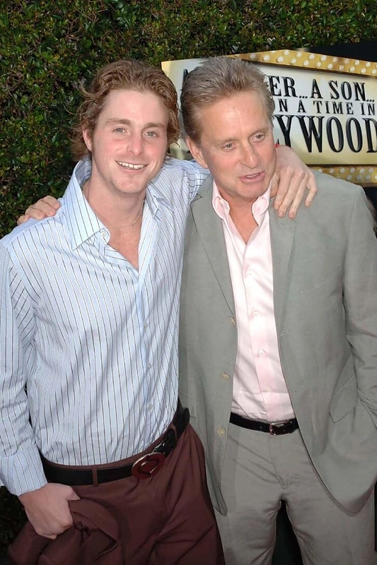 Michaelas Douglasas su sūnumi Cameronu (2005 m.)