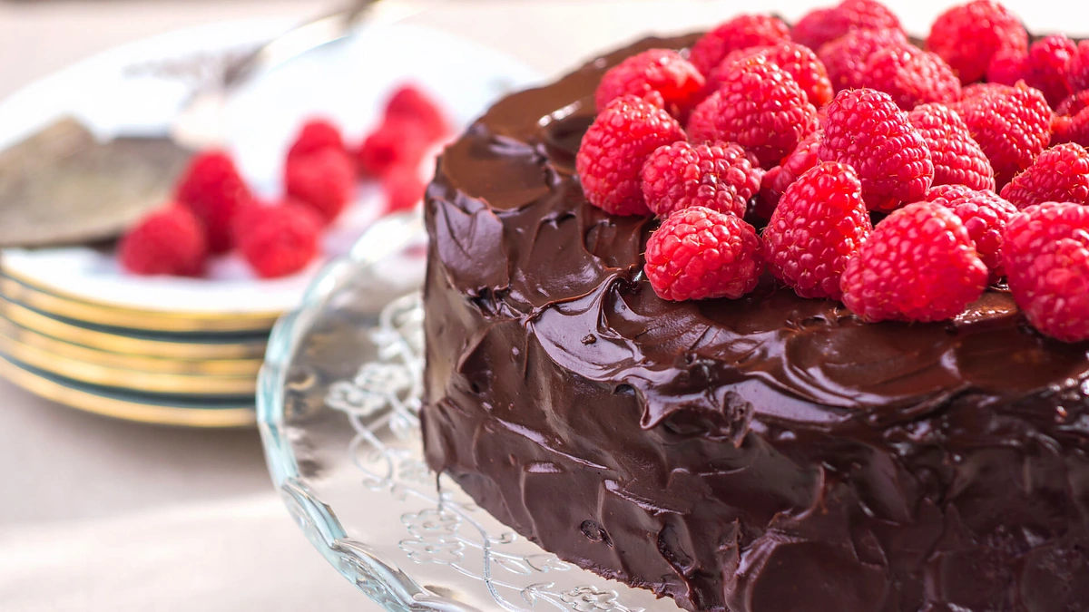 Tortas su avietėmis.