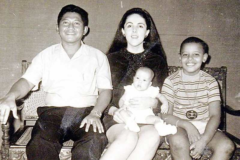 Barackas Obama su seserimi Maya, mama Ann Dunham ir jos antruoju vyru