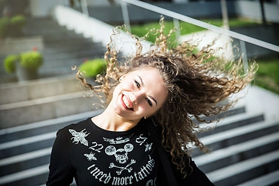 DJ Samanta: „Prižiūrėti garbanotus plaukus yra reikalų“