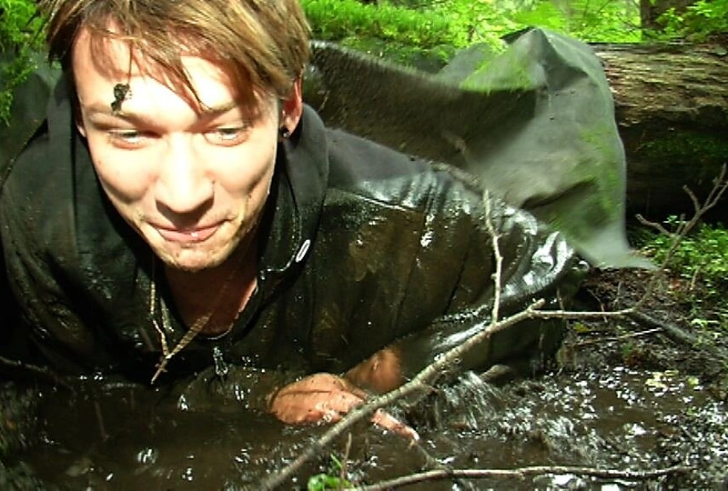 Realybės šou „2 Barai“ dalyviai purvo ruože