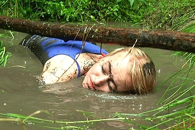 Realybės šou „2 Barai“ dalyviai purvo ruože