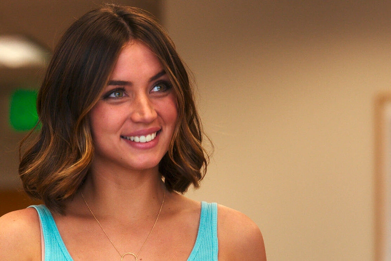 Ana de Armas komedijoje „Karo šunys“