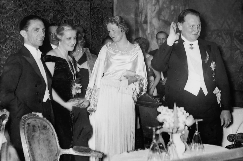 Goebbelsų pora ir Emmy bei Hermannas Goeringai iškilmingame renginyje, 1939 m.