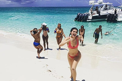 Kylie Jenner 19-ąjį gimtadienį atšventė su draugais Bahamose: žiūrėkite nuotraukas