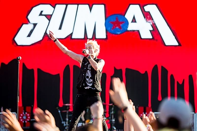 Kanadiečiai „Sum 41“ mokė festivalio „Sziget“ publiką linksmintis kaip tikri pankai