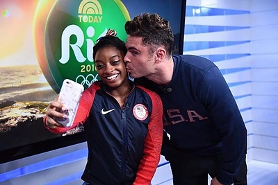 4 aukso medalius pelniusi gimnastė Simone Biles susitiko su savo dievuku Zacu Efronu
