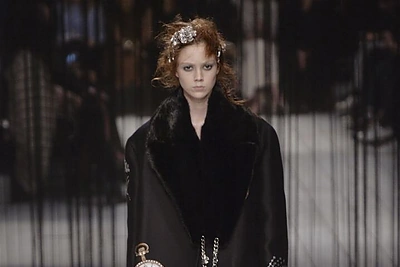 „Alexander McQueen“ 2016 m. rudens-žiemos kolekcijos modelis