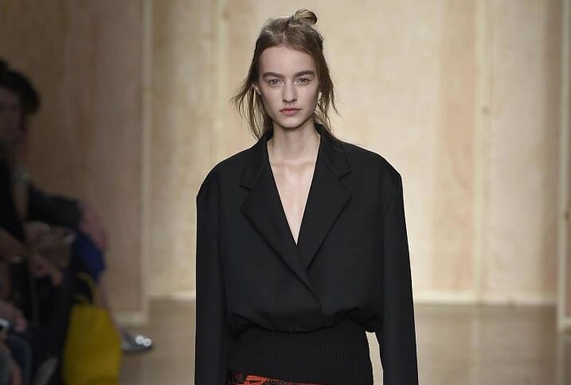 „DKNY“ 2016 m. rudens-žiemos kolekcijos modelis