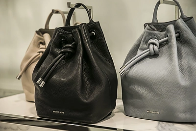 Mados ir kokteilių vakarlėlio akimirka