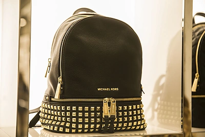 Mados ir kokteilių vakarlėlio akimirka