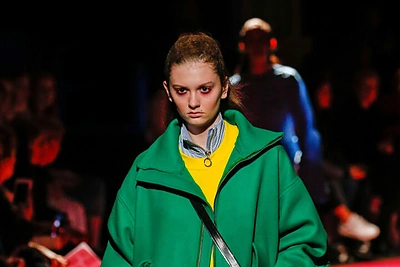 „Marques Almeida“ 2016 m. rudens-žiemos kolekcijos modelis