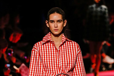 „Marques Almeida“ 2016 m. rudens-žiemos kolekcijos modelis