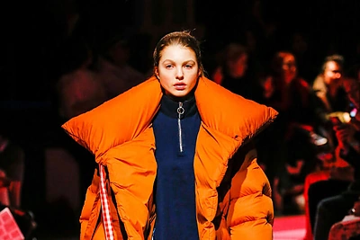 „Marques Almeida“ 2016 m. rudens-žiemos kolekcijos modelis