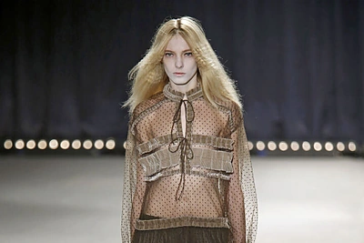 „Veronique Branquinho“ 2016 m. rudens-žiemos kolekcijos modelis