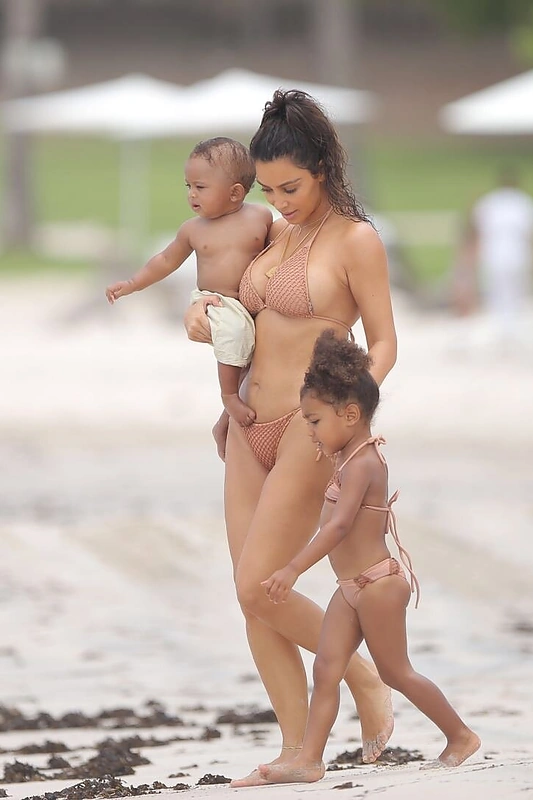 Kim Kardashian su vaikais North ir Saintu