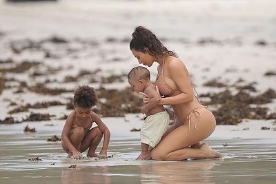 Kim Kardashian su vaikais North ir Saintu